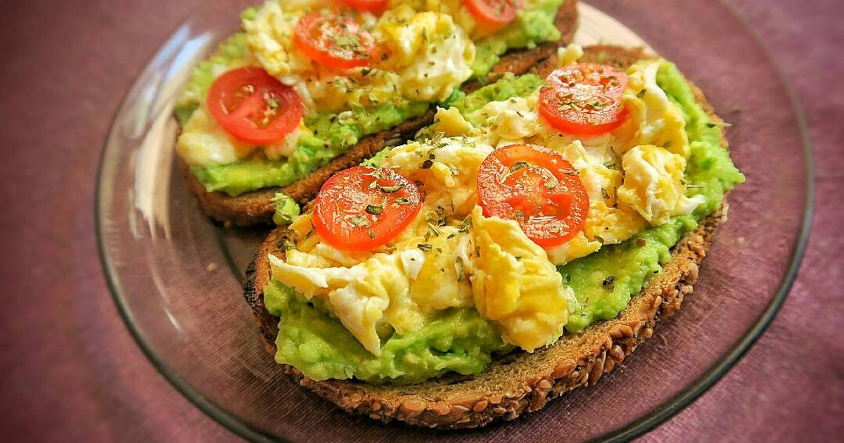 Tostada con palta y huevo